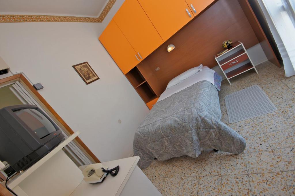Hotel Victory تْشيزيناتيكو الغرفة الصورة